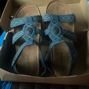 Bearpaw sandles, brand new!!!!!